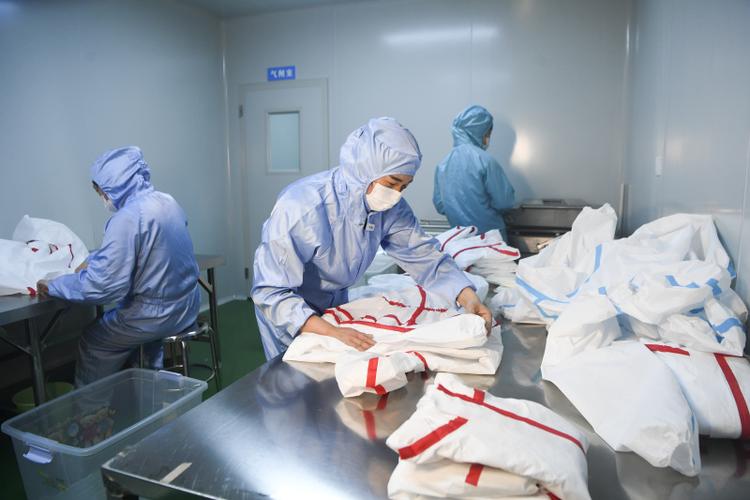 2月27日,重庆丰都工业园区的上坤医疗器械工作人员在防护服